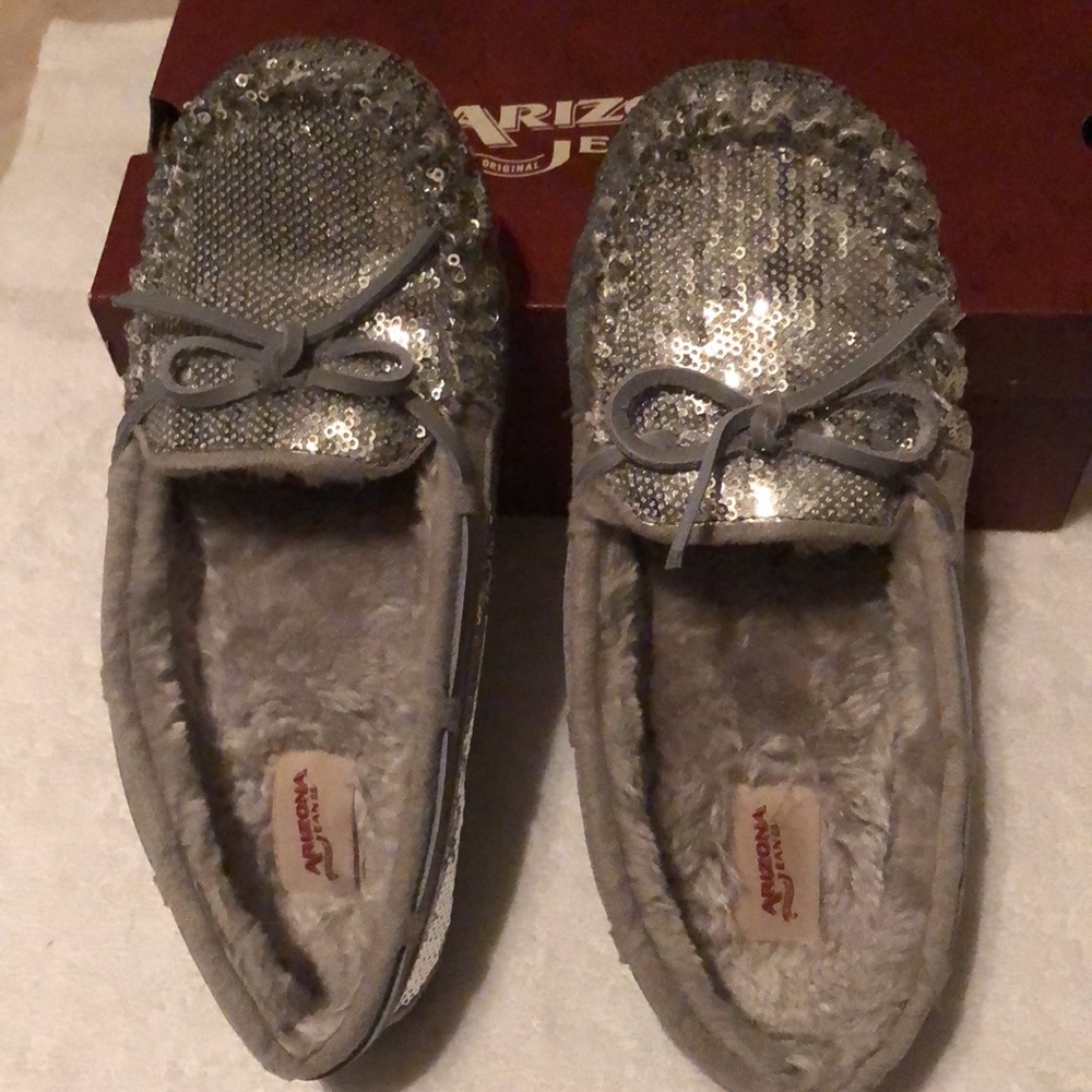 Arizona moccasin style slippers. Barely worn. Excellent condition.